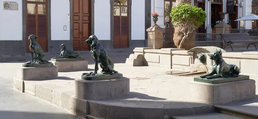 Esculturas de los Perros de Santa Ana en la plaza homónima, Las Palmas.