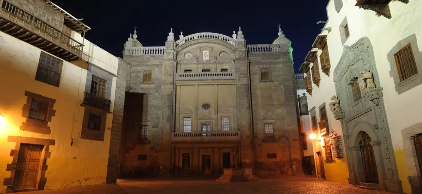 Plaza del Pilar Nuevo de noche con la Casa de Colón, Las Palmas de Gran Canaria.
