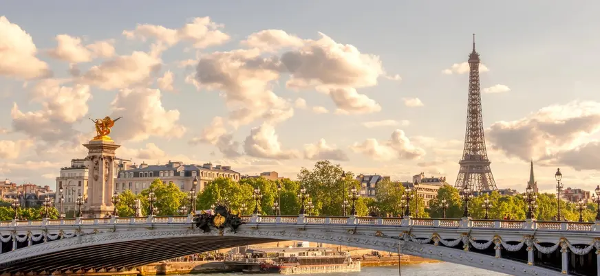 Puente Alejandro III sobre el río Sena con la Torre Eiffel al fondo en París