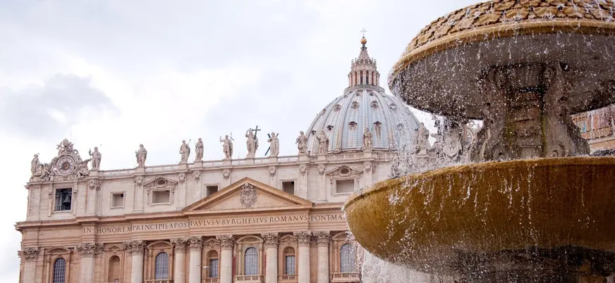 Fuente de la Plaza de San Pedro con la fachada de la Basílica de fondo, Vaticano.
