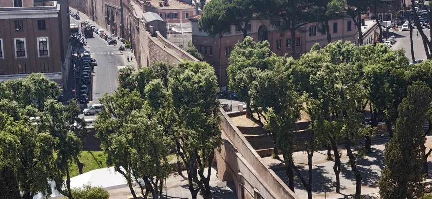 Murallas del Passetto di Borgo y vegetación en los alrededores del Vaticano.