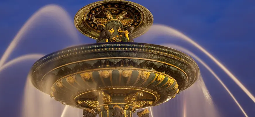 Fuente de los Mares iluminada en la Plaza de la Concordia.