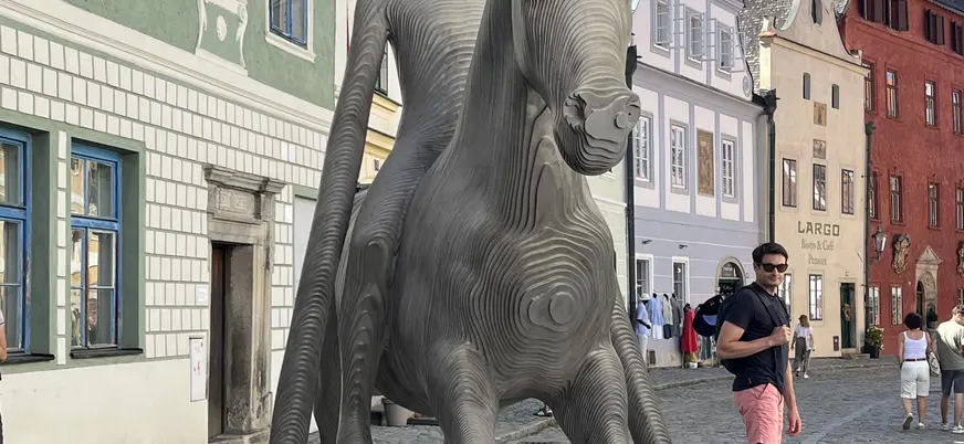 Caballo de acero Ocelovy Kun escultura de Michal Gabriel en Český Krumlov