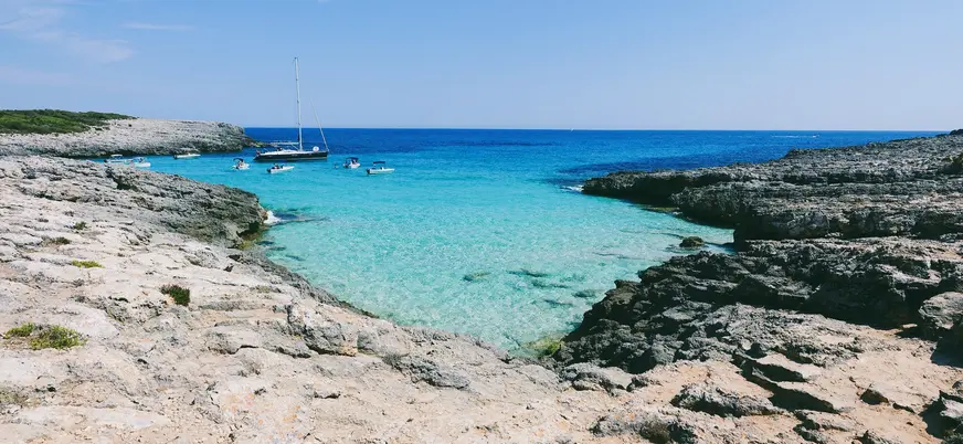 Barcos fondeados en la Cala Es Talaier, Menorca