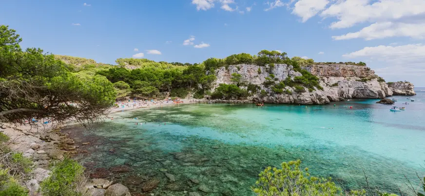Vista panorámica de Cala Macarella en Menorca