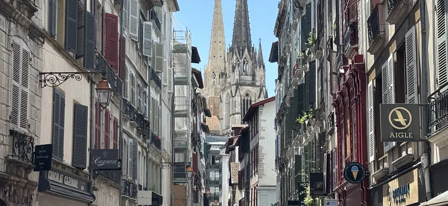 calle port-neuf catedral de bayona francia