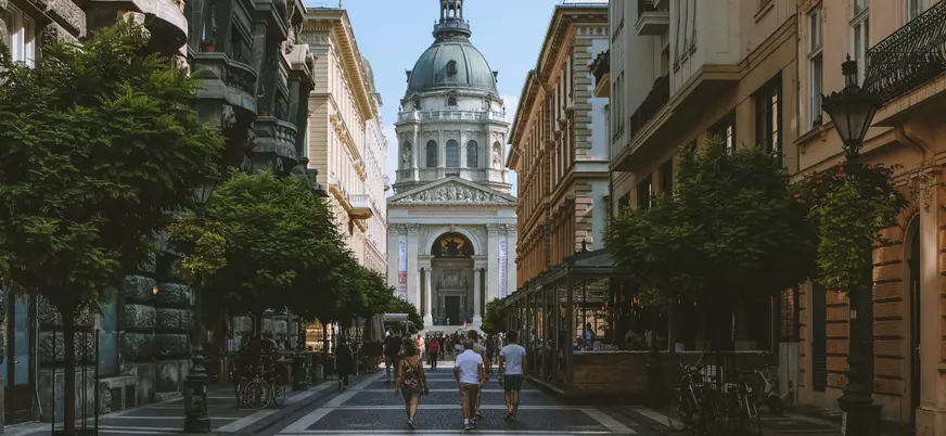Calle peatonal del centro de Budapest con vista a la Basílica de San Esteban