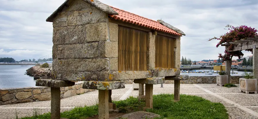 Hórreo tradicional gallego de piedra frente a la costa de Cambados, Pontevedra
