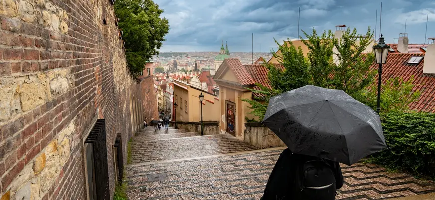 Persona bajando la escalinata del Castillo de Praga