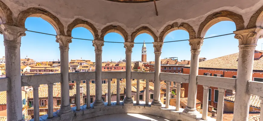 Vista del Campanile de San Marcos desde la Contarini del Bovolo en Venecia