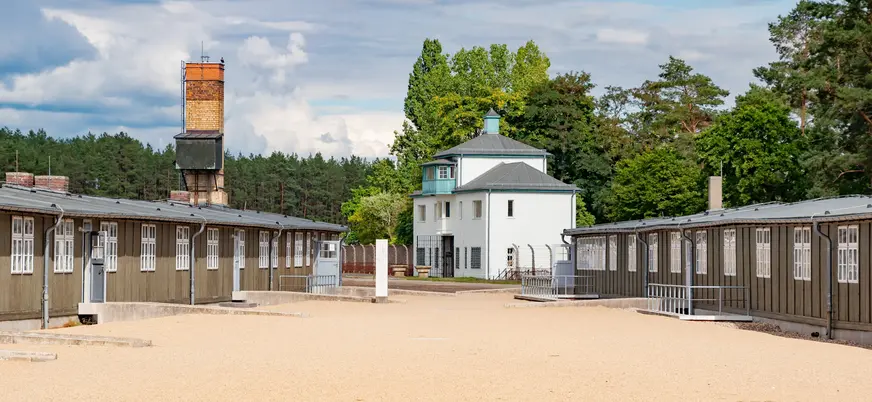 Vista general de los barracones y la torre en el Memorial de Sachsenhausen