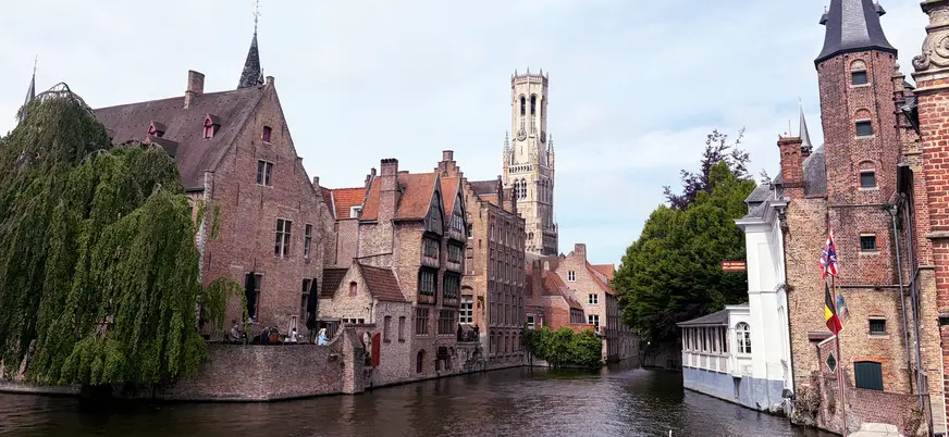 canal de brujas rodeado de casas históricas Bélgica