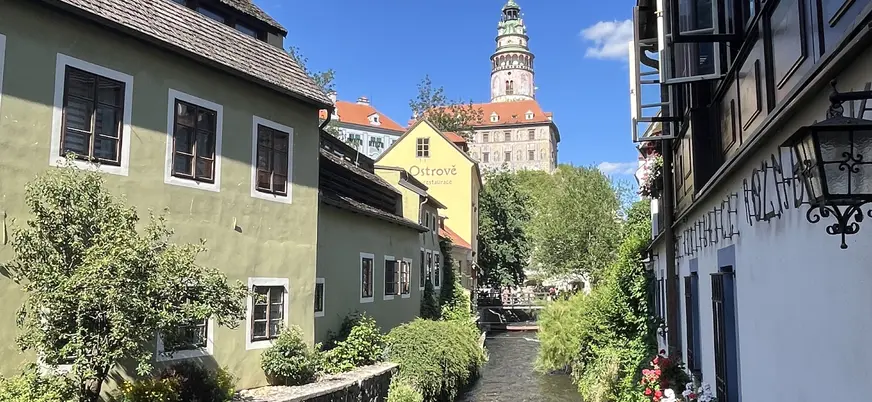 Canal Polecnice río Moldava y torre del castillo Český Krumlov