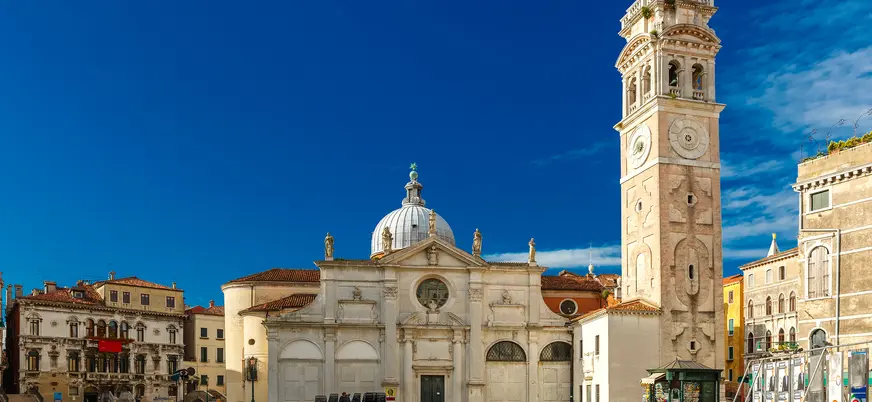 Fachada norte de la Iglesia Santa Maria Formosa en Venecia