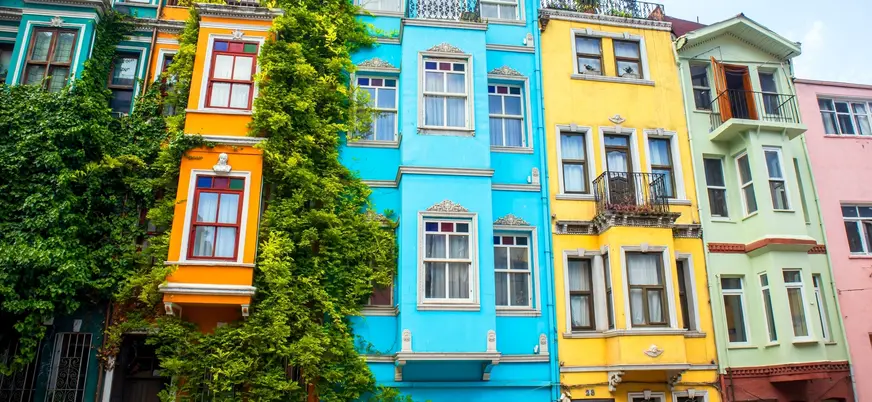 Casas históricas de colores en el barrio de Balat, Estambul, Turquía