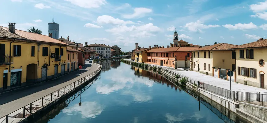 Casas tradicionales reflejadas en el Naviglio Grande de Milán