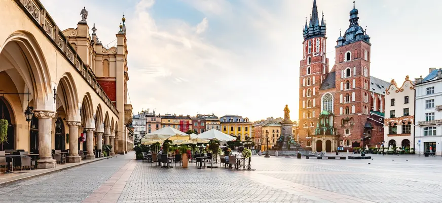 Plaza del casco antiguo con la Basílica de Santa María en Cracovia, Polonia