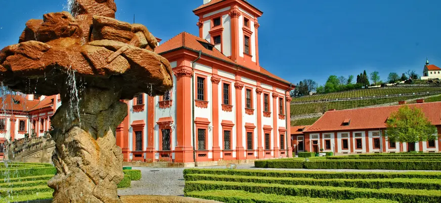 Jardines y fachada del Palacio de Troja en Praga, República Checa