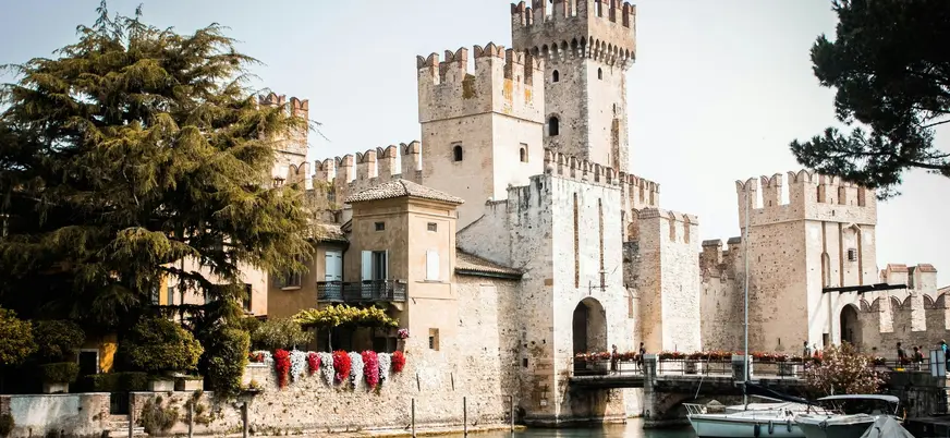 Entrada del castillo Scaligero junto al canal en Sirmione, Lago de Garda, Italia