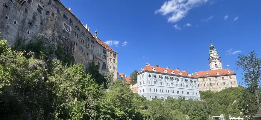 Castillo de Český Krumlov y su torre junto al río Moldava