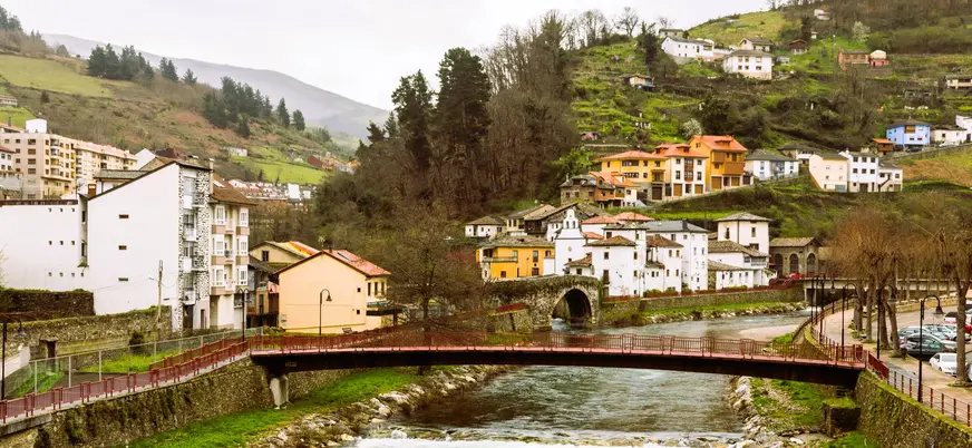 Puente colgante sobre el río Narcea en Cangas del Narcea, Asturias, España