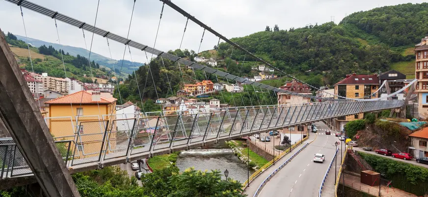 Puente colgante peatonal sobre el río Narcea en Cangas del Narcea, Asturias.