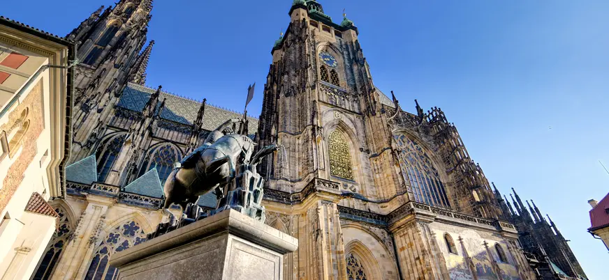 Estatua frente a la gótica Catedral de San Vito en el Castillo de Praga.