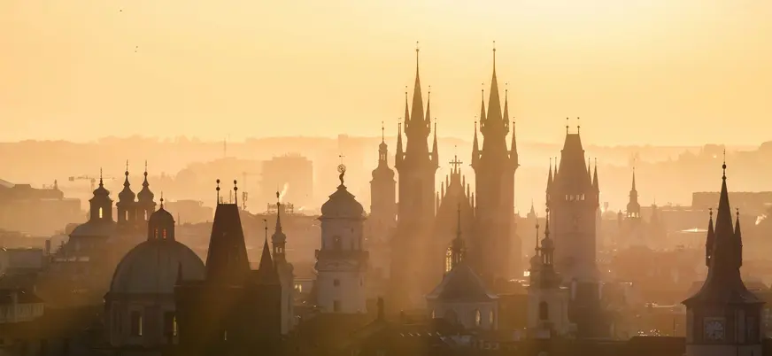 Siluetas de las torres de Praga y la Iglesia de Týn durante la hora dorada