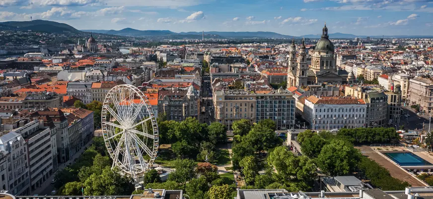 Vista panorámica del centro de Budapest con la noria y la Basílica de San Esteban
