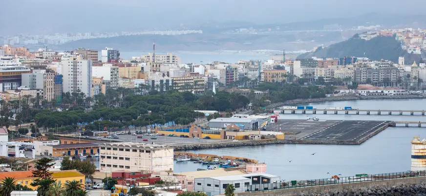 Vista del puerto y zona urbana de Ceuta junto al mar Mediterráneo