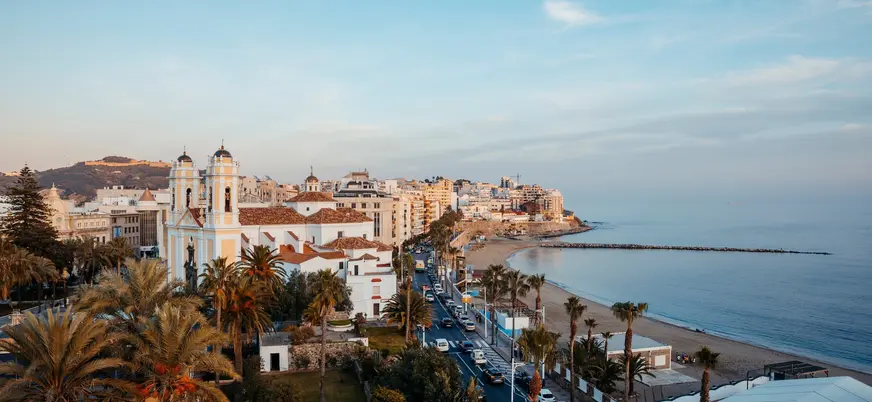 Catedral y playa urbana de Ceuta junto al mar Mediterráneo