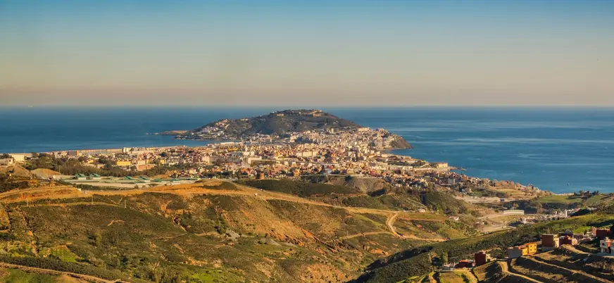Vista panorámica de la ciudad de Ceuta junto al mar Mediterráneo
