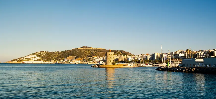 Puerto de Ceuta con torre del Desnarigado al atardecer