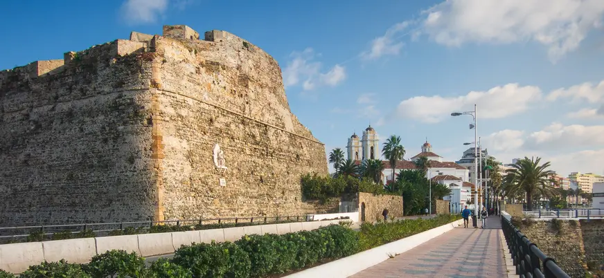 Murallas Reales de Ceuta junto al paseo marítimo y la catedral