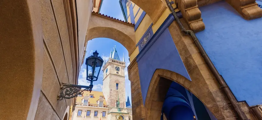 Vista del Reloj Astronómico de Praga en la Ciudad Vieja desde un arco