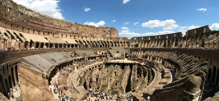 Vista panorámica del hipogeo y las gradas internas del Coliseo en Roma, Italia