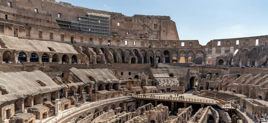 Vista interior de la arena, el hipogeo y los niveles del Coliseo en Roma, Italia