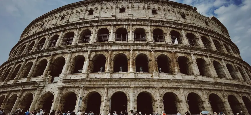 Fachada principal del Coliseo Romano, Roma, Italia