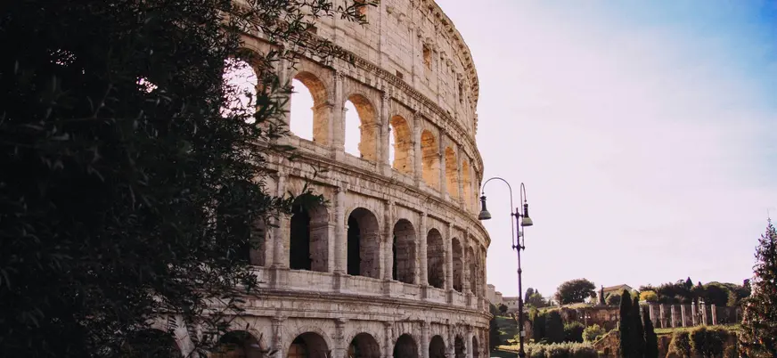 Fachada curva del Coliseo Romano en Roma, Italia