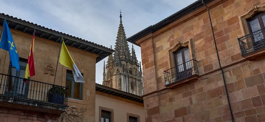 Vista de la torre gótica de la Catedral de Oviedo