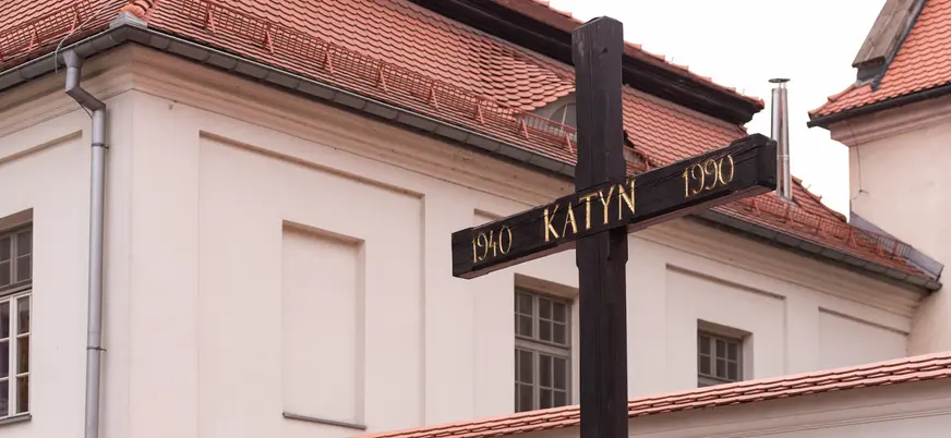 Cruz memorial de Katyn en la plaza dedicada a las víctimas polacas en Cracovia