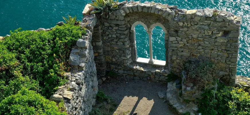 Ruinas junto al mar en la Cueva de Lord Byron de Portovenere, Liguria