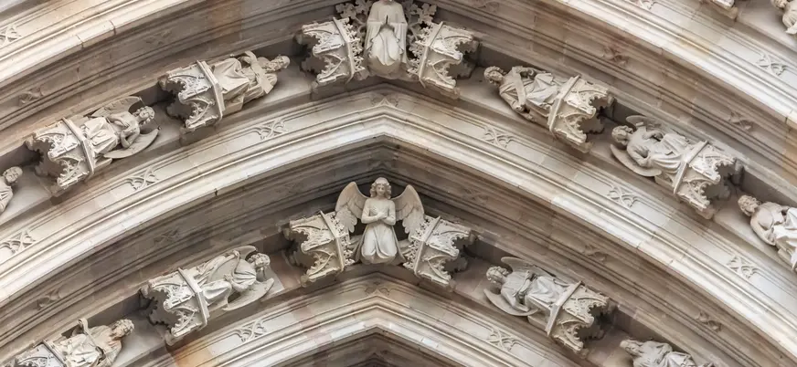 Detalle de esculturas en el pórtico gótico de la Catedral de Barcelona