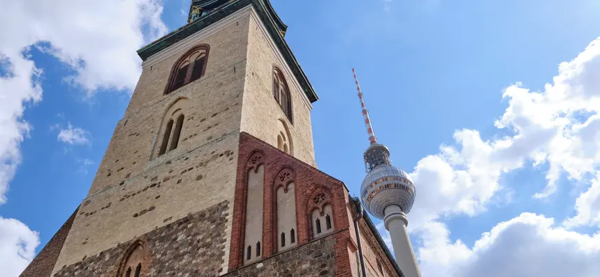 Detalle de la torre de la Iglesia de Santa María con la Torre de Televisión de Berlín al fondo