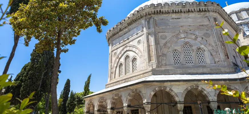 Detalle arquitectónico de la mezquita Süleymaniye en Estambul, Turquía