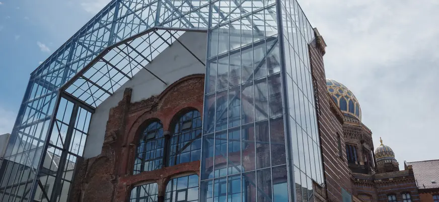 Detalle de la Nueva Sinagoga de Berlín con estructura moderna de cristal y acero
