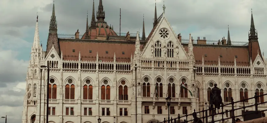 Fachada neogótica del Parlamento húngaro desde la ribera del Danubio en Budapest