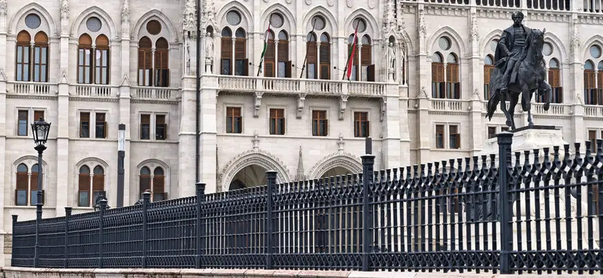 Detalle de la fachada del Parlamento húngaro con estatua ecuestre en Budapest