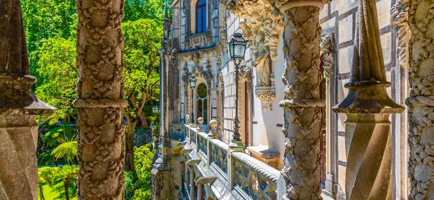 Detalle de la arquitectura decorada y balcones de la Quinta da Regaleira