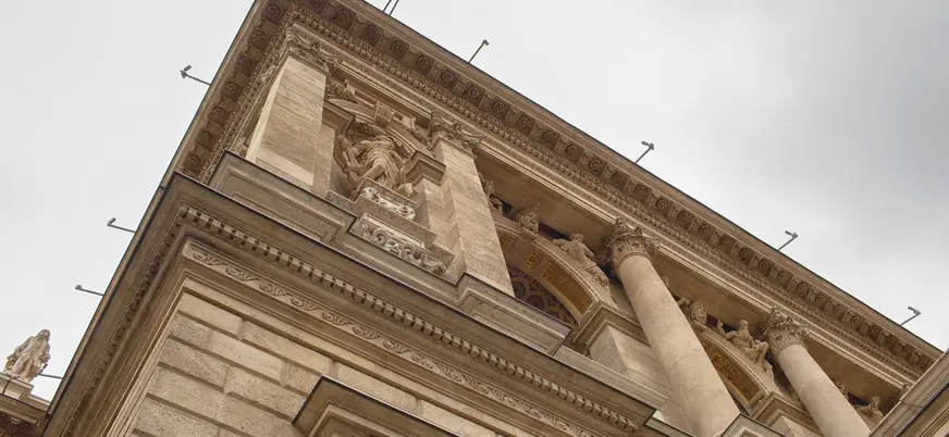 Detalle de la fachada y esculturas de la Ópera de Budapest, en Hungría.
